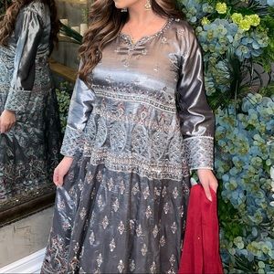 Long gray shalwar kameez with scarf (MAXI)